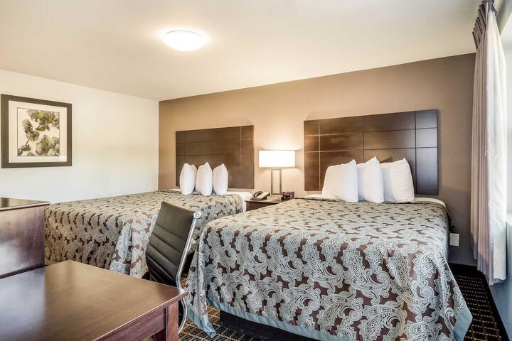 2 Queen Beds (7 of 8)