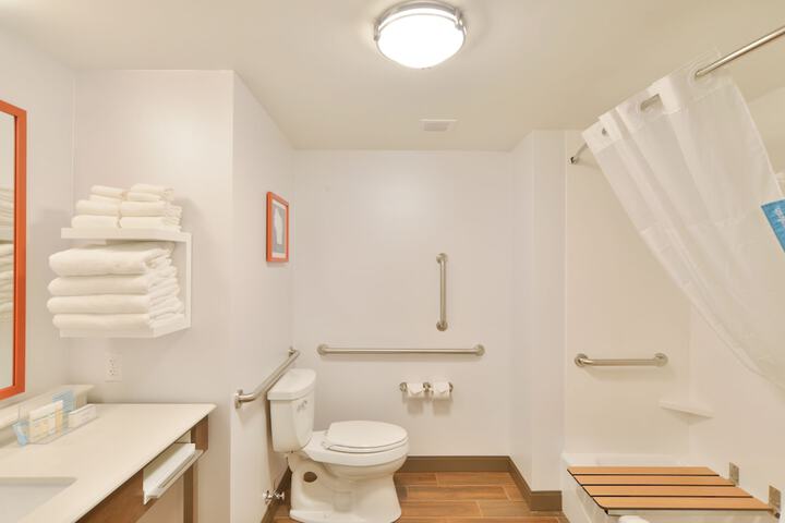 2 Queen Beds Mobility Accessible with Tub (8 of 16)