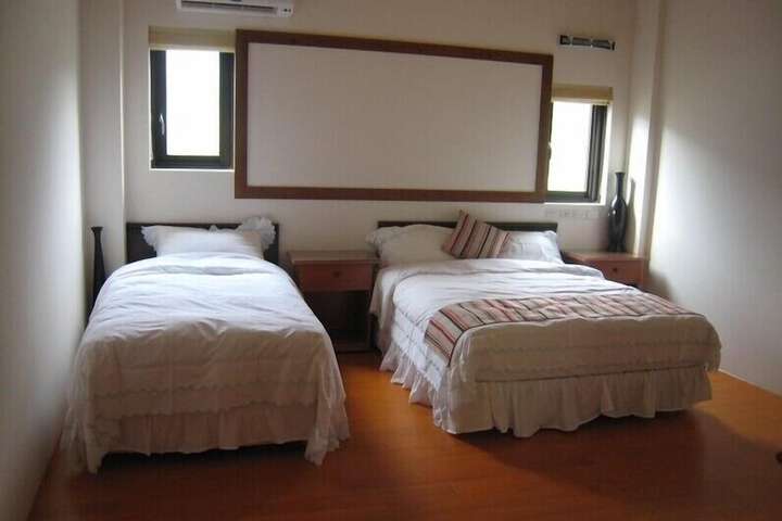 Room 7 of 12