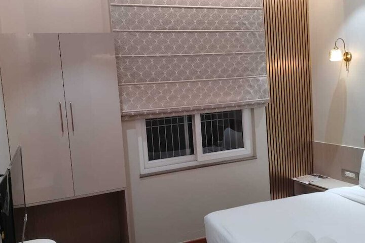 Room 9 of 25