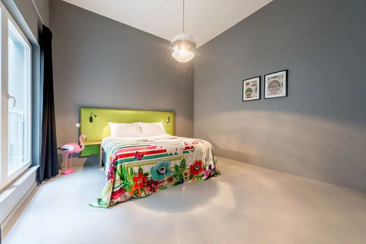 Room 5 of 10