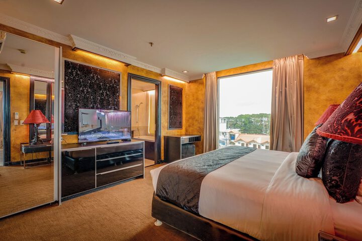 Room 8 of 80