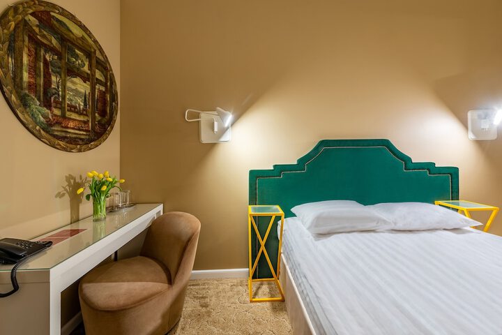 Room 9 of 30