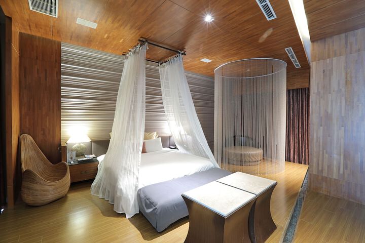 Room 8 of 100