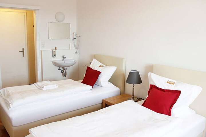 Room 3 of 67