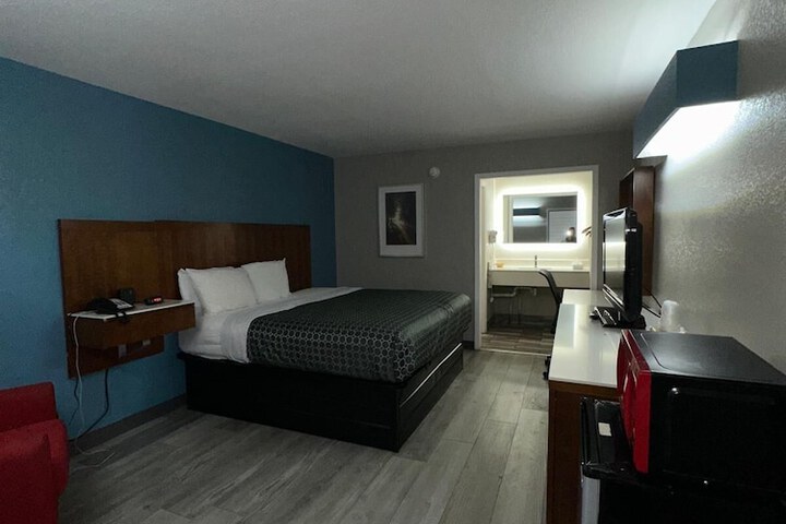 1 King Bed (10 of 20)