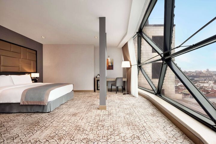Room 4 of 80
