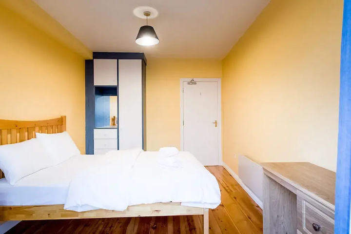 Room 3 of 10