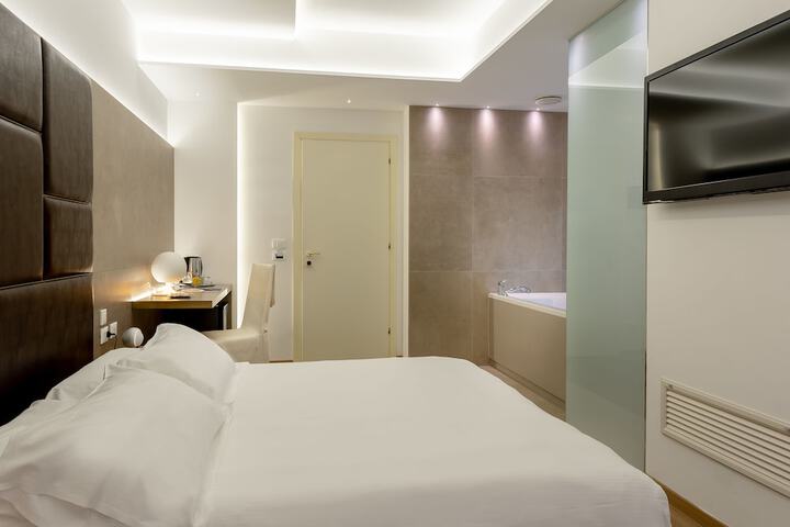 Room 13 of 104