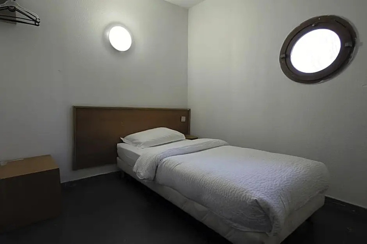 Room 6 of 19