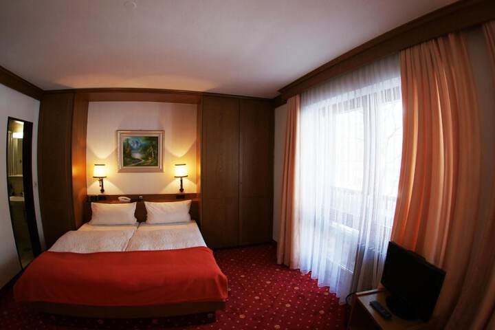 Room 28 of 65