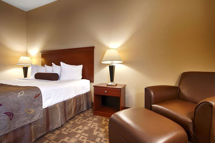 1 King Bed Microwave and Refrigerator WiFi Full Breakfast (4 of 4)