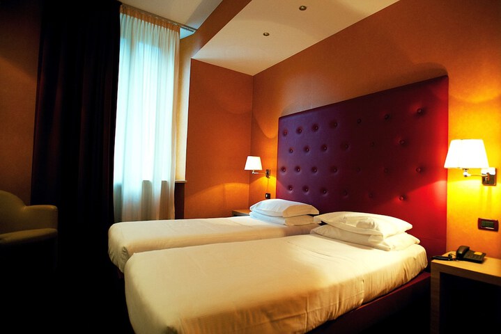 Room 27 of 68