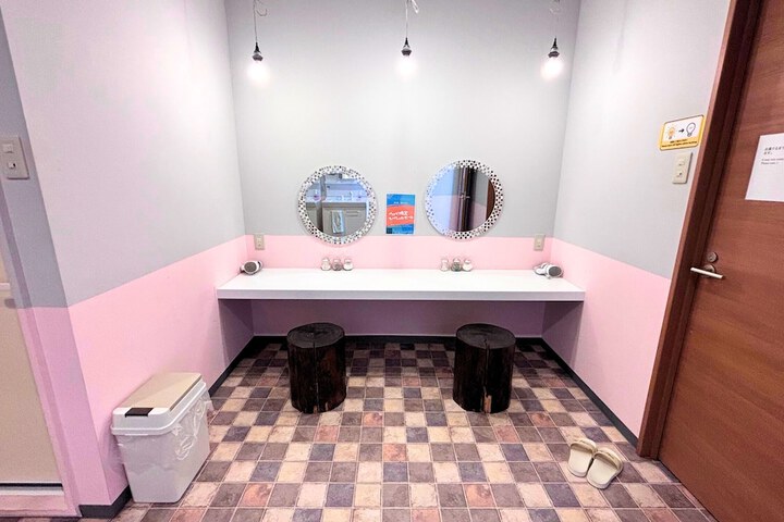 Room 27 of 40