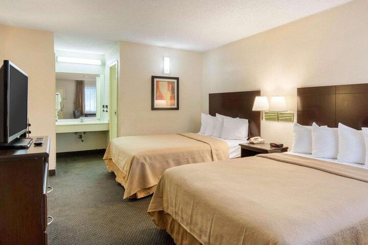 1 Queen Bed Accessible (18 of 25)