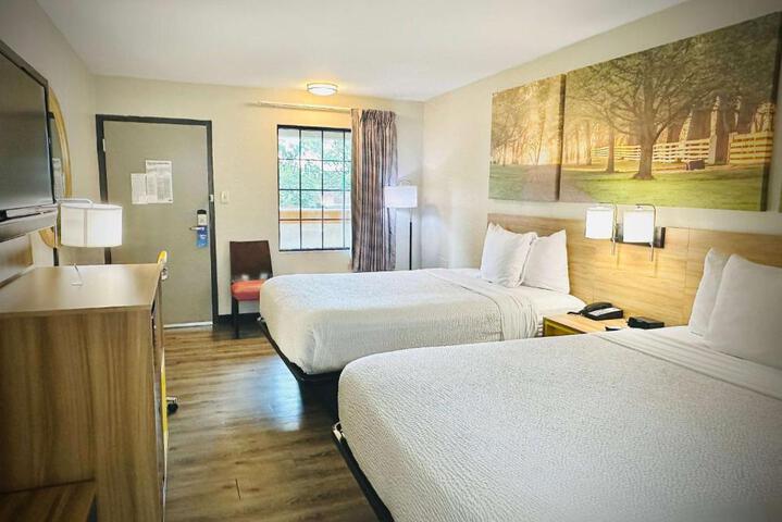 2 Queen Beds (13 of 17)
