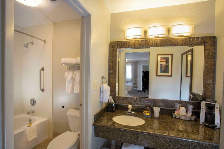 2 Queen Beds Pet Friendly Room Work Desk Microwave and Refrigerator Full Breakfast (10 of 18)