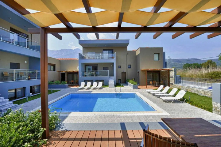 Pool 10 of 17
