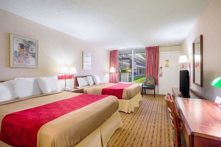 2 Double Beds (11 of 13)