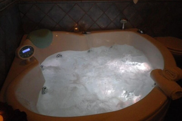 Hot Tub 9 of 31