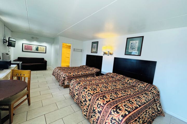 2 Queen Beds and Sofa (16 of 19)
