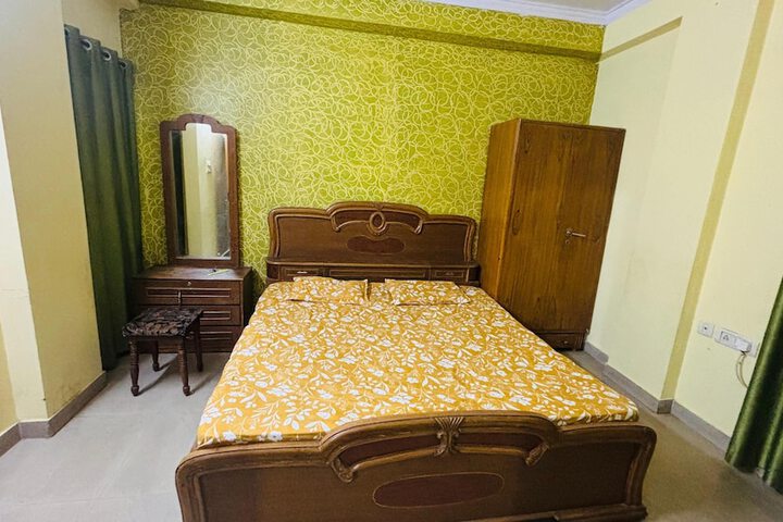 Room 6 of 8