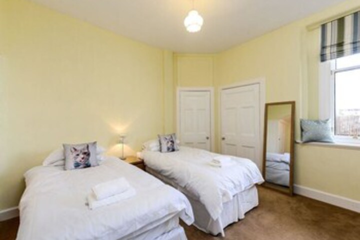 Room 9 of 37