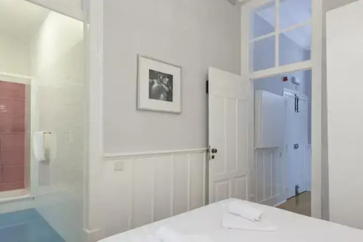 Room 6 of 9