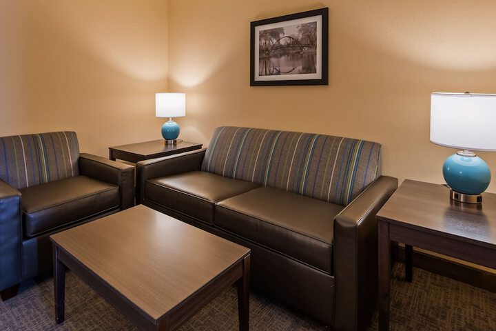 Accessible Suite Queen Bed Accessible Walk in Shower Sofa Bed Work Desk Microwave and Refrigerator Full Breakfast (22 of 30)