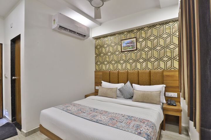 Room 6 of 15