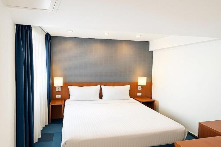 Room 17 of 34