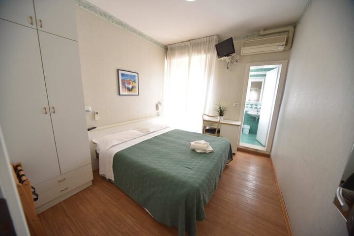 Room 8 of 21