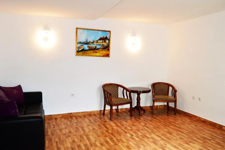 Room 10 of 16