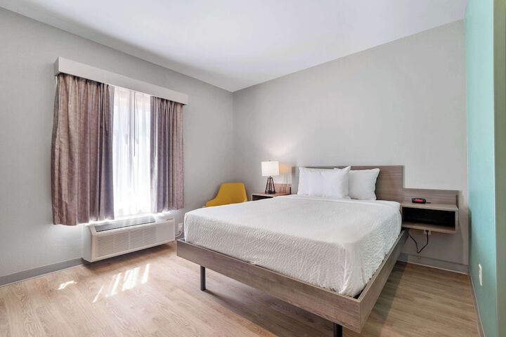 1 Queen Bed Accessible Bathtub with Grab Bars (1 of 21)