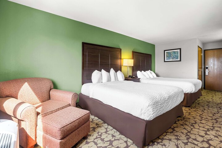 2 Queen Beds Microwave and Refrigerator Flat Screen Television High Speed Internet Accessible Coffee Maker Iron and Ironing Board Full Breakfast (5 of 9)