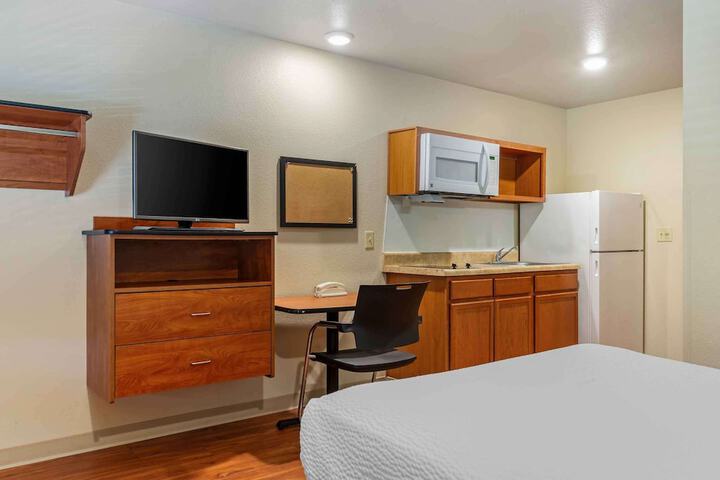 Standard Studio 1 Double Bed Refrigerator, Microwave (7 of 11)