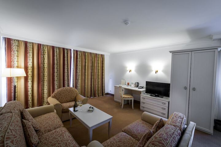 Room 15 of 173