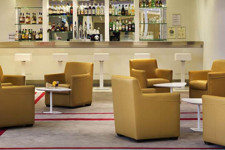 Lounge 63 of 81