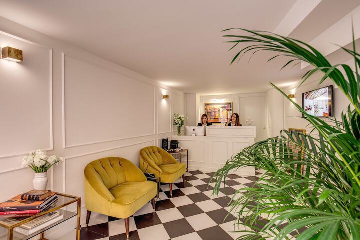 Concierge desk
