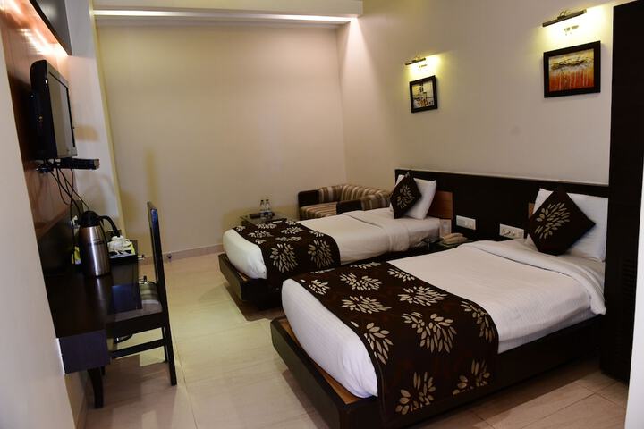 Room 5 of 16