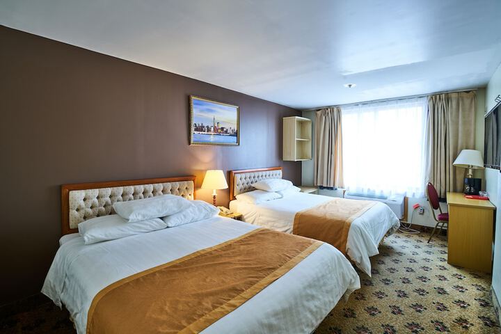 1 Queen Bed (2 of 15)