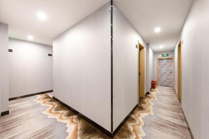 City Ant Hotel (Nanjing Wutang Square Metro Station)