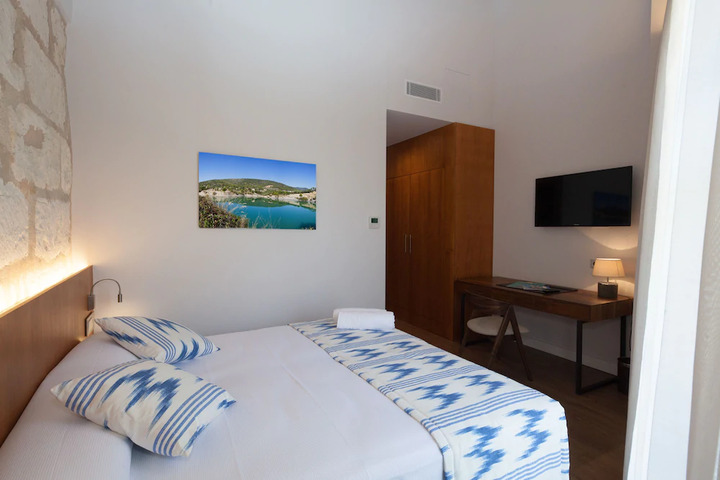 Room 2 of 10