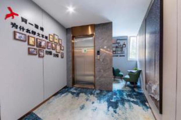 Haoting Light Luxury Hotel Zhenping Road Subway Station