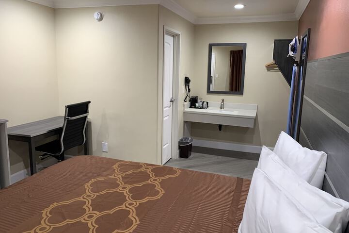 Deluxe Queen Bed (11 of 11)