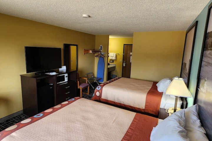 1 Queen Bed (1 of 19)