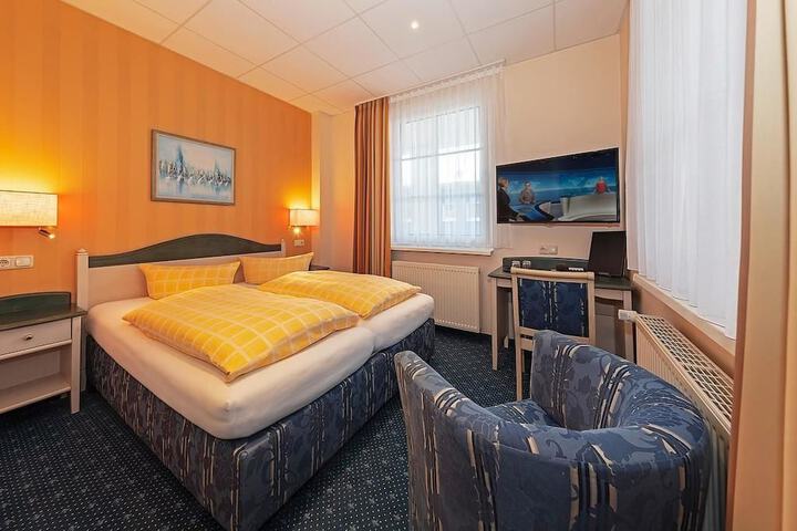 Room 3 of 40