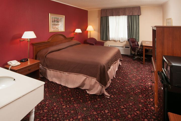 1 King Bed (2 of 10)