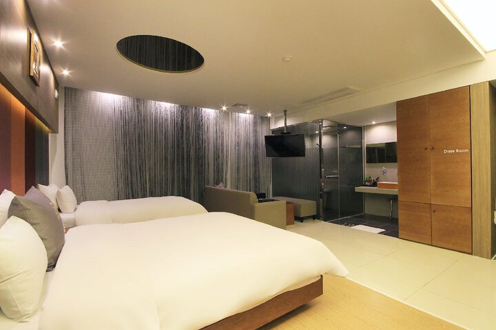 Room 3 of 47