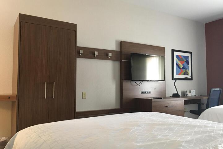 2 Queen Beds (3 of 7)